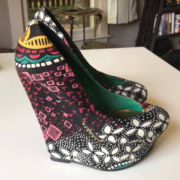 Fun summer wedges - Picture 2 of 4